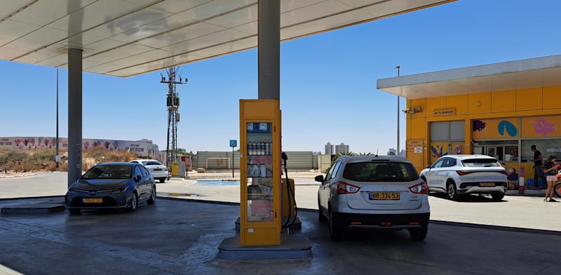 "תדלוק בתחנת דלק / צילום: טלי בוגדנובסקי"