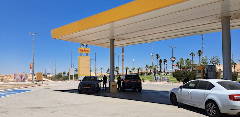 "תדלוק בתחנת דלק / צילום: טלי בוגדנובסקי"