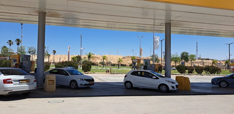 "תדלוק בתחנת דלק / צילום: טלי בוגדנובסקי"