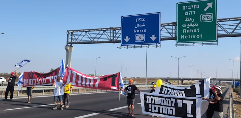 Manifestantes antigubernamentales bloquean las calles en una jornada de disturbios