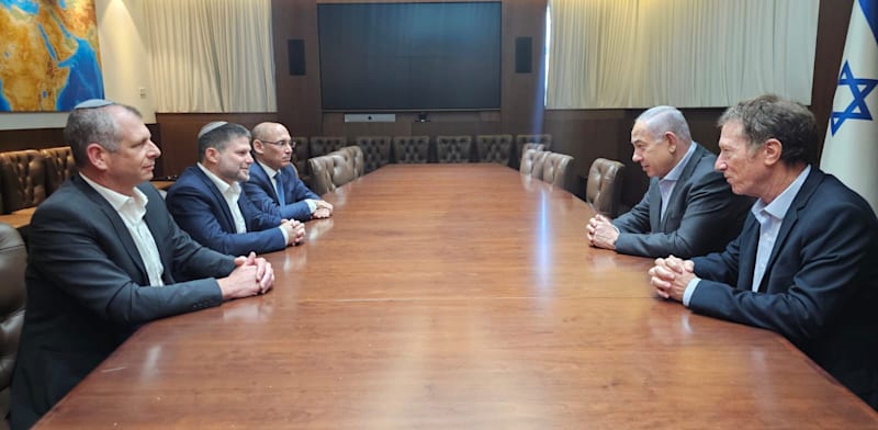 "רה''מ בנימין נתניהו, שר האוצר בצלאל סמוטריץ', נגיד בנק ישראל פרופ' אמיר ירון, יו''ר המועצה הלאומית לכלכלה פרופ' אבי שמחון ומנכ''ל משרד האוצר שלומי הייזלר בדיון על תקציב המדינה / צילום: דוברות ראש הממשלה"