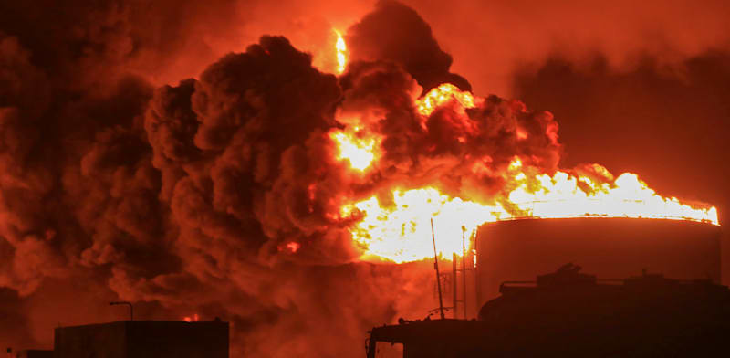 "מכלי נפט עולים באש בנמל חודיידה בתימן, לאחר התקיפה הישראלית שם בשנה שעברה / צילום: ap"