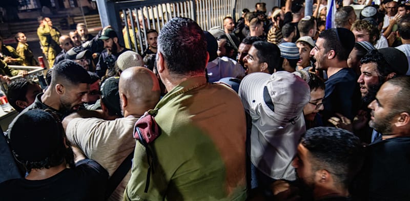 "מפגינים מנסים לפרוץ לבית הדין הצבאי בבית ליד / צילום: Matan Golan / SOPA Images"