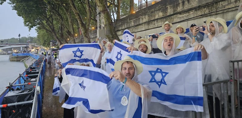 משתתפי משלחת מירון קפיטל בטקס פתיחת האולימפיאדה בפריז / צילום: דניאל רודיטי