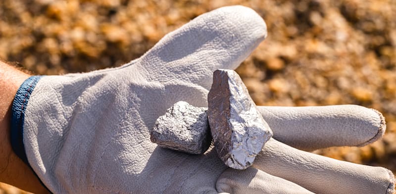 כורה מחזיק גוש כסף / צילום: Shutterstock