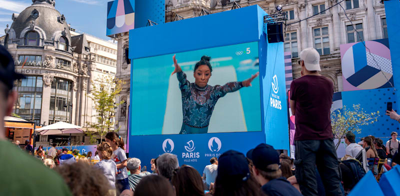 קהל מתאסף מחוץ למלון de Ville בפריז, לצפות בסימון ביילס מופיעה באוליפאידה, יום ראשון / צילום: ap, David Goldman