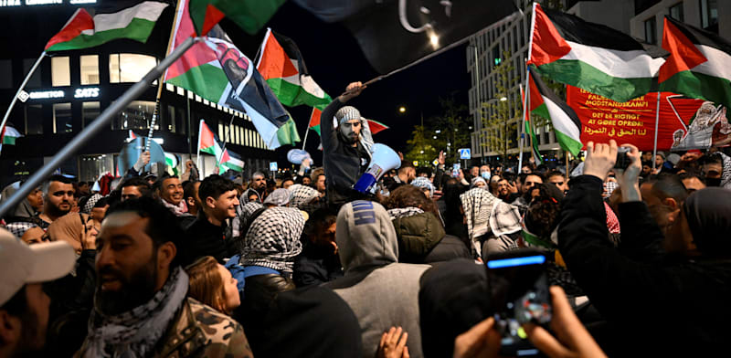 מפגינים פרו־פלסטיניים במאלמו, במאי. בערבית קראו המוחים: ''אנחנו נגד פתרון של שלום, חיפה ויפו הן שלנו'' / צילום: Reuters, Johan Nilsson/TT