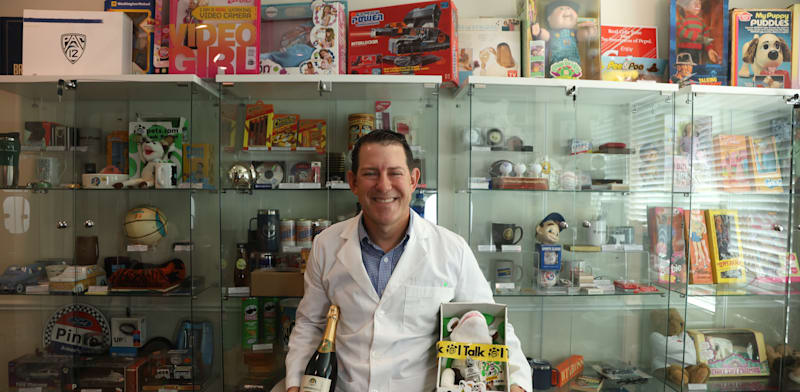 שון ג'ייקובסון, לצד האוסף. הוציא עשרות אלפי דולרים ברכישת הפריטים / צילום: Jed Jacobsohn