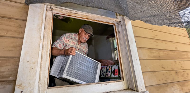 גמלאי המתנדב ב''ידיים בקהילה'', ארגון המסייע למבוגרים מעוטי יכולת / צילום: Reuters, Ron Holman /USA TODAY