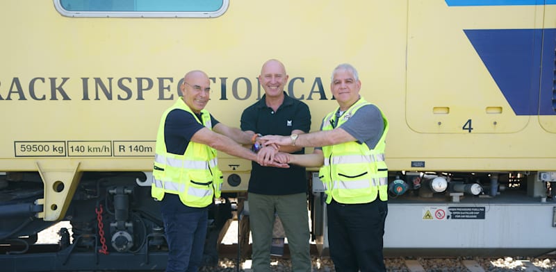 עו''ד משה שמעוני יו''ר רכבת ישראל, מוטי לוין מנכ''ל קבוצת חיפה ושיקו זנה מנכ''ל רכבת ישראל / צילום: סייט-טישה מיילס