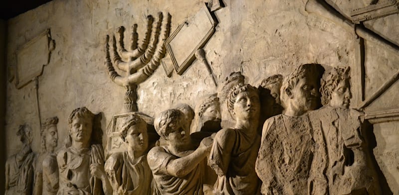 תבליט מנורת המקדש. בשער טיטוס ברומא / צילום: Shutterstock