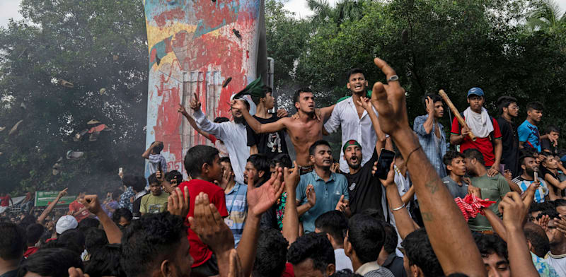 צעירים בנגלדשים חוגגים את הדחת ראש הממשלה שייח' חסינה / צילום: ap, Fatima Tuj Johora