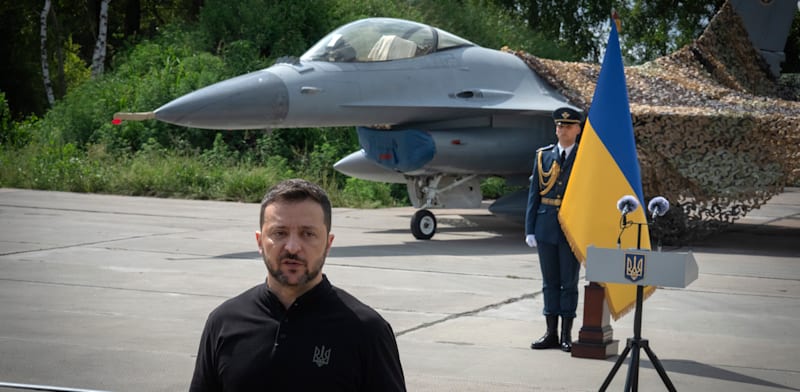 נשיא אוקראינה וולודימיר זלנסקי על רקע מטוסי F-16 אמריקאים / צילום: ap, Efrem Lukatsky