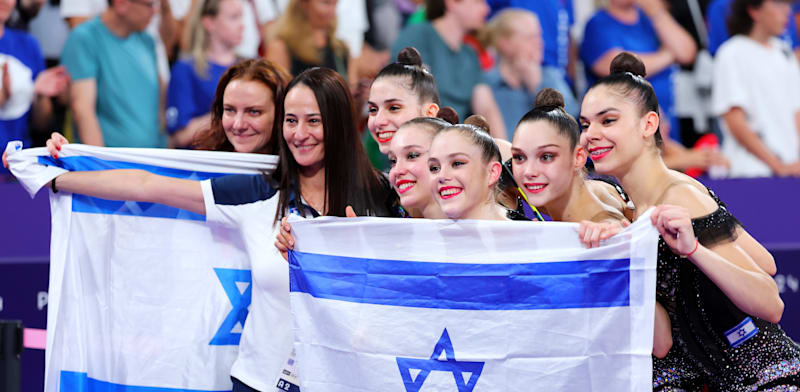 "זכיית נבחרת ההתעמלות האמנותית במדליית כסף / צילום: Reuters, Naoki Nishimura/AFLO"