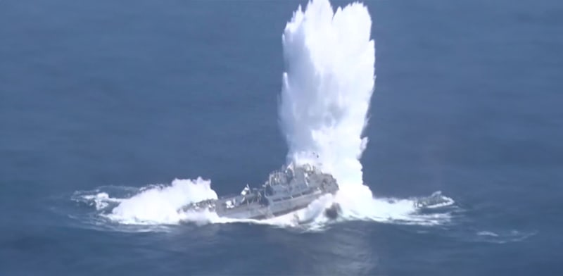 פגיעת טורפדו בנחתת בעת הניסוי שנערך בסין / צילום: CGTN Europe