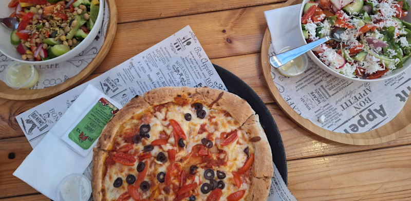 "פיצות וסלטים ב''רוחמה'' / צילום: קרן חמיאל"