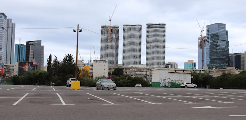 "חניון הסינרמה בת''א, בו אמור לקום אחד המרכזים / צילום: Shutterstock"