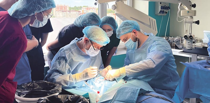 ניתוח במחלקת שיקום עיניים שהוקמה באוקראינה / צילום: עמותת לב אחד