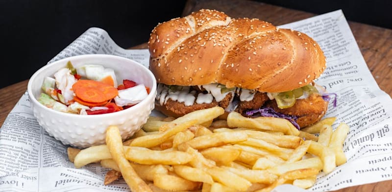 "שניצל בחלה בפודטארק קוליס / צילום: דנה בר-און"