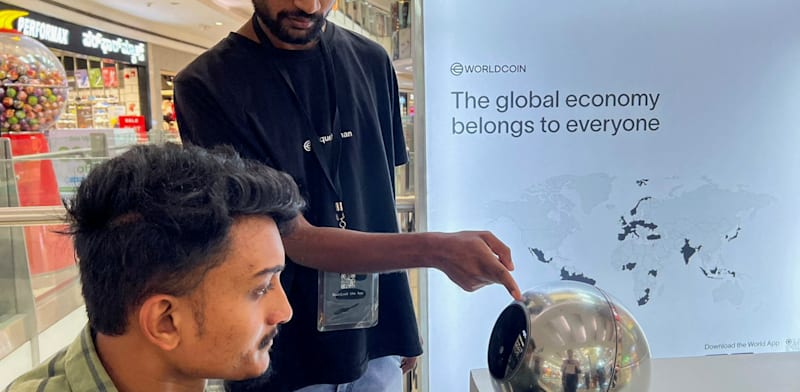 "סורק הקשתיות של WorldCoin בפעולה בקניון בהודו / צילום: Reuters, STAFF"