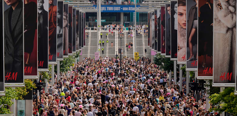 מעריצות של טיילור סוויפט בכניסה לאיצטדיון וומבלי, בשבוע שעבר / צילום: ap, Alastair Grant