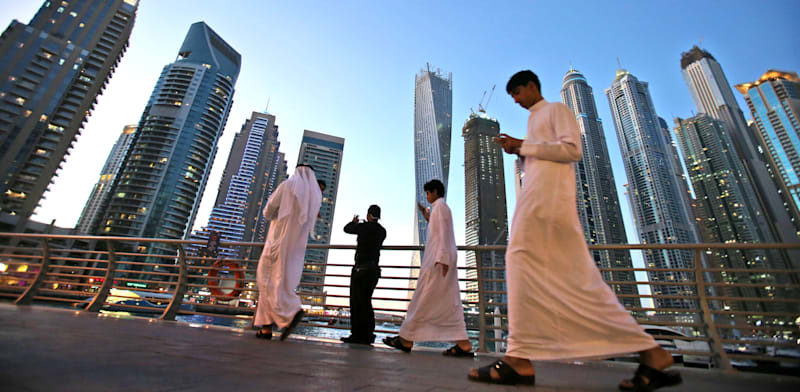 "שדרת עסקים בדובאי. גם שעות העבודה היומיות הופחתו / צילום: ap, Kamran Jebreili"