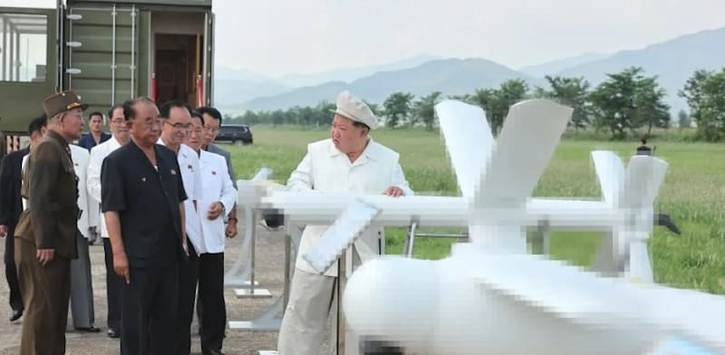 "קים ג'ונג־און בוחן את המל''טים החדשים / צילום: קוריאה הצפונית"