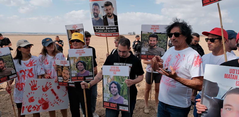 "משפחות החטופים זועקות ליקיריהן מגדר הגבול / צילום: אדר איל"