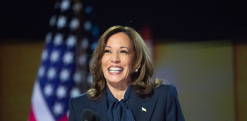 "קמלה האריס. תצטרך לנהל את הקשרים ההוליוודיים מבלי להרחיק בוחרים / צילום: Reuters, Anadolu"