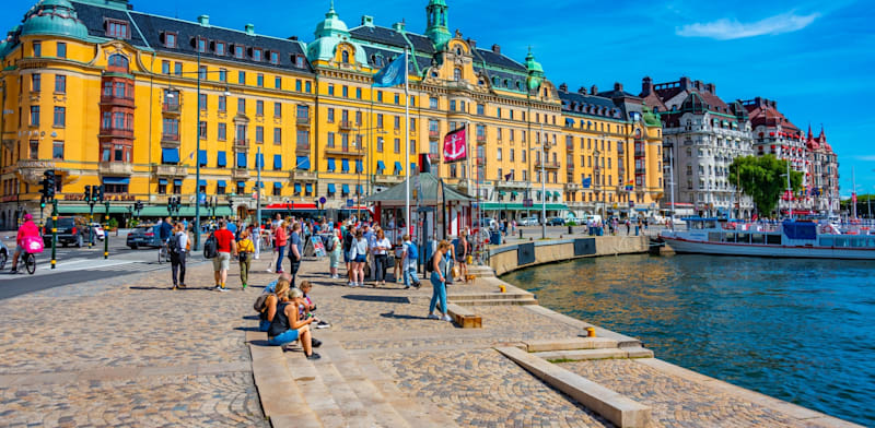 "אנשים מטיילים בסטוקהולם, שבדיה / צילום: Shutterstock"