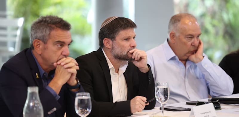 "מימין לשמאל: יו''ר נשיאות המגזר העסקי דובי אמיתי, שר האוצר בצלאל סמוטריץ' ונשיא המגזר העסקי רון תומר / צילום: חן גלילי"