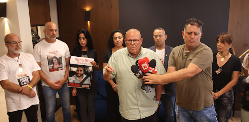 "יו''ר ההסתדרות ארנון בר-דוד ומשפחות החטופים בעת ההכרזה על השבתת המשק / צילום: כדיה לוי"