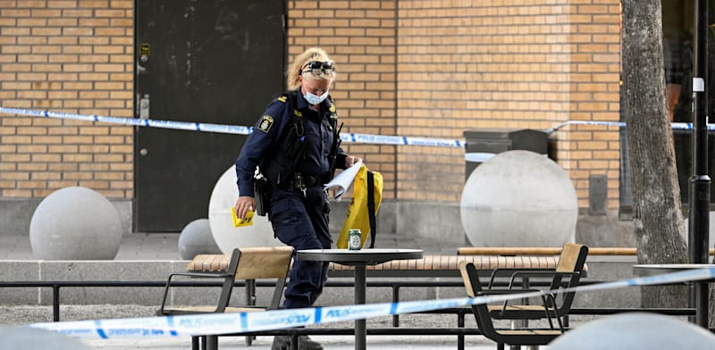 "שוטרת בזירת ירי בדרום שטוקהולם, שבדיה / צילום: Reuters, TT NEWS AGENCY"