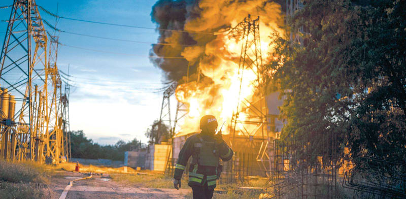 "זירת שריפה שפרצה בעקבות תקיפה רוסית על תחנת חשמל באוקראינה / צילום: ap, Alex Babenko"