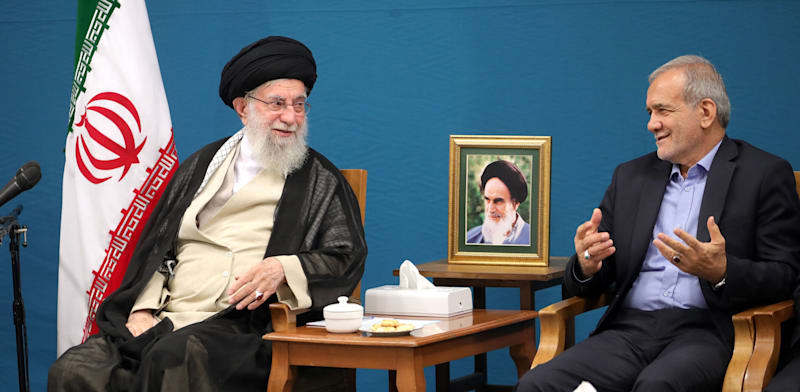 "נשיא איראן מסעוד פזשכיאן והמנהיג העליון עלי ח'אמנאי / צילום: רויטרס"