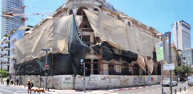 מלון ישמעילוף ברחוב מונטיפיורי בתל אביב. בין הנכסים שנמכרו / צילום: ישראל פרקר, מתוך אתר פיקיויקי