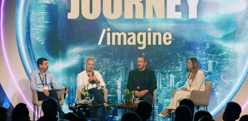 "דניאל לואב מדבר בכנס Journey של פירמת EY, לצד איל וולדמן ואורן זאב / צילום: שאולי לנדנר"