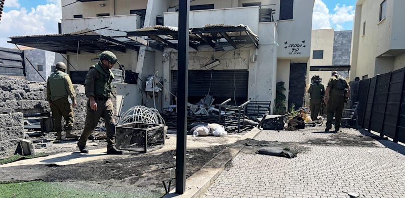 "כוחות צה''ל ליד בית שנפגע ממטח של חיזבללה / צילום: Reuters, Avi Ohayon"