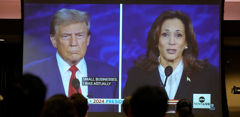 "סטודנטים אמריקאים צופים בעימות בין קמלה האריס לדונלד טראמפ, הלילה / צילום: Associated Press, Darron Cummings"