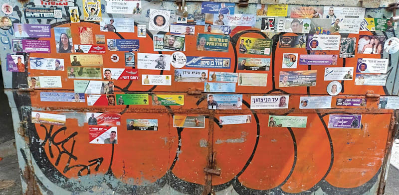 "סטיקרים של הנצחה בשוק הכרמל בתל אביב / צילום: מיטל שטדלר"