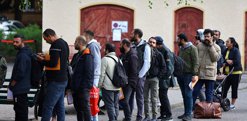 "מבקשי מקלט עומדים בתור לרישום במרכז מהגרים בברלין, אוקטובר 2023 / צילום: Reuters, Fabrizio Bensch"