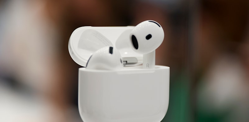 "אוזניות של אפל / צילום: Juliana Yamada"