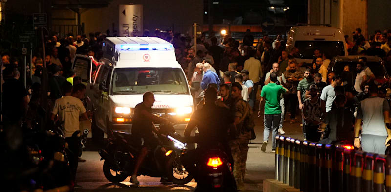 "אנשים מתאספים סביב אמבולנס סמוך לביה''ח האמריקאי בביירות, הערב / צילום: ap, Hassan Ammar"