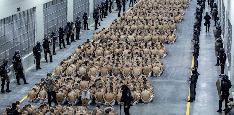 "חברי כנופיות בכלא באל סלבדור. כ–70 אלף אסירים ללא משפט / צילום: Associated Press"