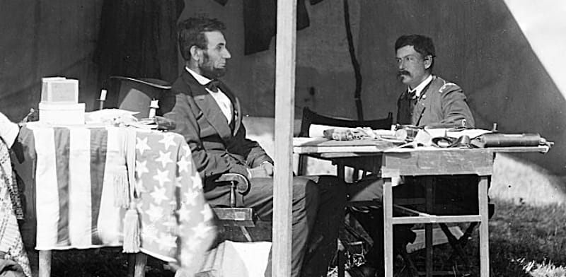 "משמאל: הנשיא לינקולן וגנרל מקללן, ימים אחדים לפני פיטוריו, מרץ 1862 / צילום: ויקיפדיה Alexander Gardner"