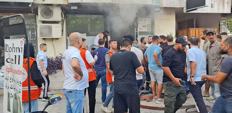 "זירת פיצוץ בחנות טלפונים בלבנון / צילום: Reuters, Hassan Hankir"