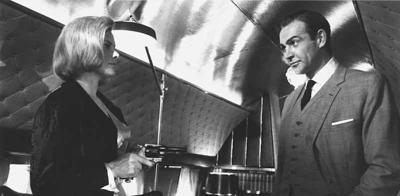 "שון קונרי והונור בלקמן ב''גולדפינגר'', 1964 / צילום: mptvimages.com"