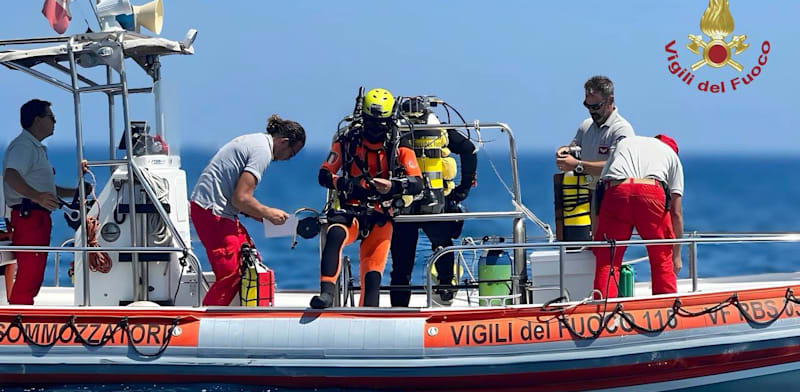 "צוותי הצלה סמוך להריסות היאכטה, סוף אוגוסט / צילום: ap, Vigili del Fuoco"