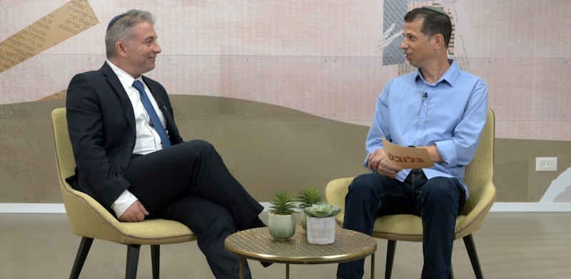 "דני חחיאשוילי, המפקח על הבנקים, בשיחה עם דרור מרמור, גלובס / צילום: גו לייב"