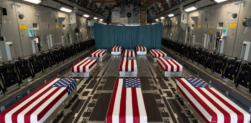 "ארונות מוחזרים מאפגניסטן. הצבא תלוי במערב התיכון, וגם הבחירות / צילום: Associated Press, Jason Minto"